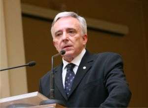 ”Nu ne aşteptăm la o revenire rapidă a creşterii economice, dar, din punctul de vedere al inflaţiei, acesta este un factor pozitiv. Consumul privat şi-a accentuat scăderea pe fondul declinului puterii de cumpărare şi al restrângerii apelului la creditare la nivelul populaţiei (...). Creditele sunt stagnante la nivelul populaţiei, atât creditele pentru consum, cât şi creditele pentru noi locuinţe, însă, la nivelul corporate, avem o creştere de 20%. Deci nu există o cădere generală a creditării, ceea ce înseamnă că mai ales profesioniştii şi-au dat seama că dobânzile sunt mari în termeni nominali, dar real negative”, a spus Isărescu.